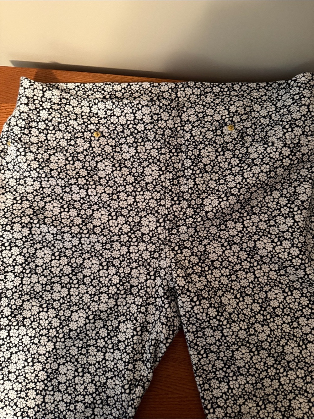 Michael Kors Black & White Floral Cropped Pants - Picture 4 of 6